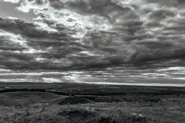 Dağları ve bulutları olan güzel bir manzara