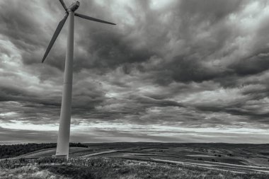 Dağların üzerinde fırtına bulutları