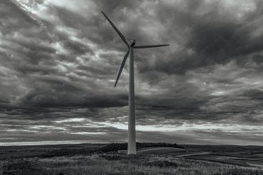 Gökyüzünde siyah ve beyaz bulutlar