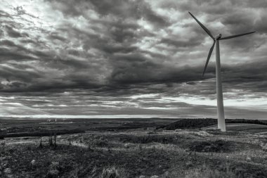 Dağlarda rüzgar türbini