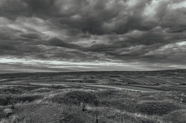 Bulutlu bir günde güzel bir manzara