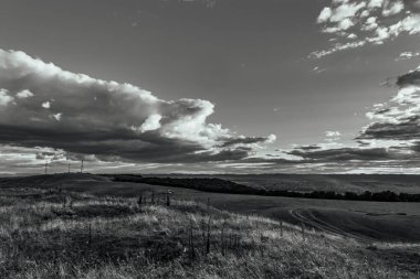 Bulutlar tarlanın üzerinde