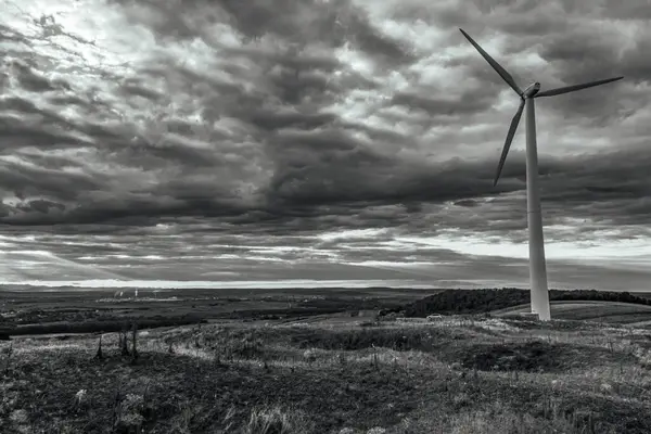 Dağlarda rüzgar türbini