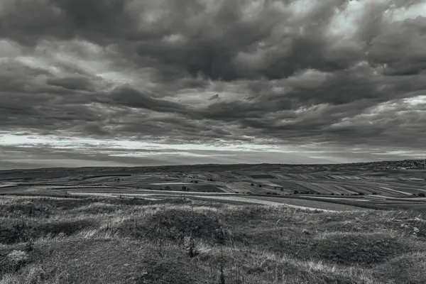 Bulutlu bir günde güzel bir manzara