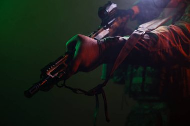 Üniformalı asker. Yüksek kaliteli 4K görüntüler. Tam teçhizatlı kararlı bir asker dumanlı, atmosferik bir sahnede yürüyor. Yoğun ve renkli ışıklandırmayla aydınlatılıyor.. 