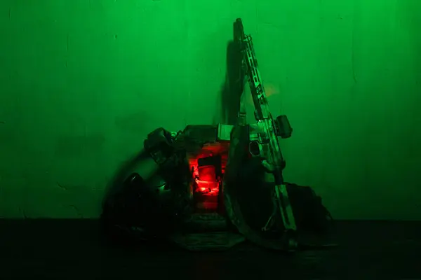 Üniformalı asker. Yüksek kaliteli 4K görüntüler. Tam teçhizatlı kararlı bir asker dumanlı, atmosferik bir sahnede yürüyor. Yoğun ve renkli ışıklandırmayla aydınlatılıyor.. 