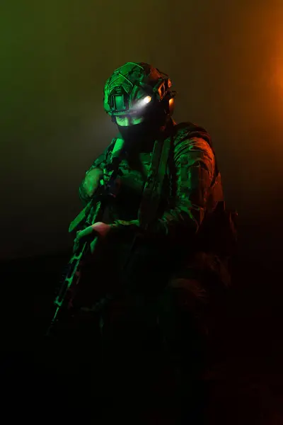 Üniformalı asker. Yüksek kaliteli 4K görüntüler. Tam teçhizatlı kararlı bir asker dumanlı, atmosferik bir sahnede yürüyor. Yoğun ve renkli ışıklandırmayla aydınlatılıyor.. 