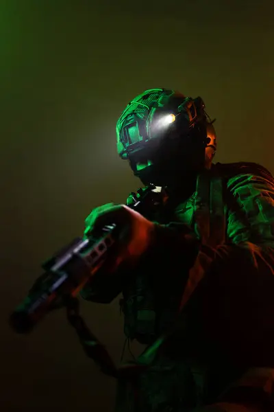 Üniformalı asker. Yüksek kaliteli 4K görüntüler. Tam teçhizatlı kararlı bir asker dumanlı, atmosferik bir sahnede yürüyor. Yoğun ve renkli ışıklandırmayla aydınlatılıyor.. 