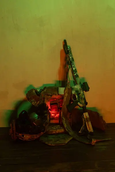 Üniformalı asker. Yüksek kaliteli 4K görüntüler. Tam teçhizatlı kararlı bir asker dumanlı, atmosferik bir sahnede yürüyor. Yoğun ve renkli ışıklandırmayla aydınlatılıyor.. 