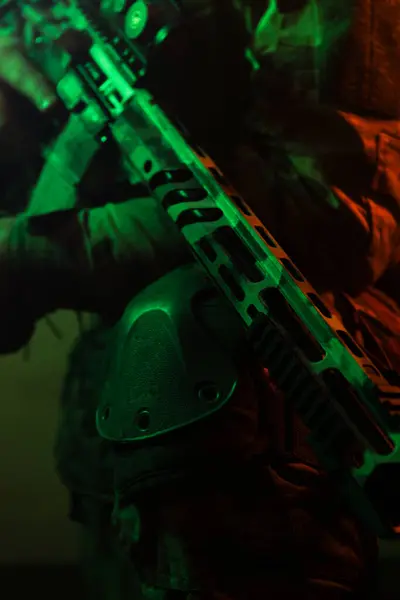 Üniformalı asker. Yüksek kaliteli 4K görüntüler. Tam teçhizatlı kararlı bir asker dumanlı, atmosferik bir sahnede yürüyor. Yoğun ve renkli ışıklandırmayla aydınlatılıyor.. 