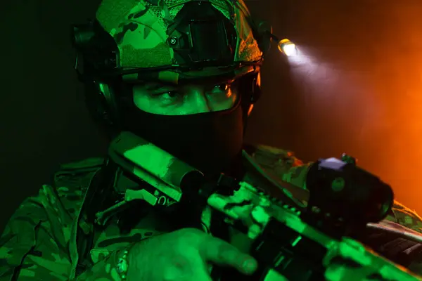 Üniformalı asker. Yüksek kaliteli 4K görüntüler. Tam teçhizatlı kararlı bir asker dumanlı, atmosferik bir sahnede yürüyor. Yoğun ve renkli ışıklandırmayla aydınlatılıyor.. 