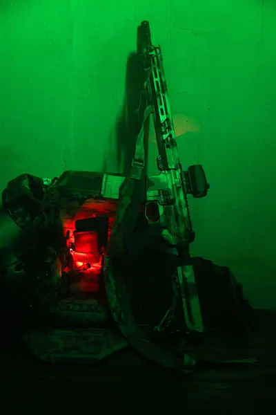 Üniformalı asker. Yüksek kaliteli 4K görüntüler. Tam teçhizatlı kararlı bir asker dumanlı, atmosferik bir sahnede yürüyor. Yoğun ve renkli ışıklandırmayla aydınlatılıyor.. 