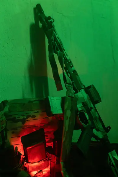 Üniformalı asker. Yüksek kaliteli 4K görüntüler. Tam teçhizatlı kararlı bir asker dumanlı, atmosferik bir sahnede yürüyor. Yoğun ve renkli ışıklandırmayla aydınlatılıyor.. 