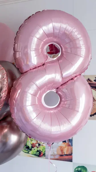 Genç bir kadın elinde pembe kenarlı taze sarı lalelerden oluşan bir buket tutuyor. Güzelce beyaz kağıda sarılmış..