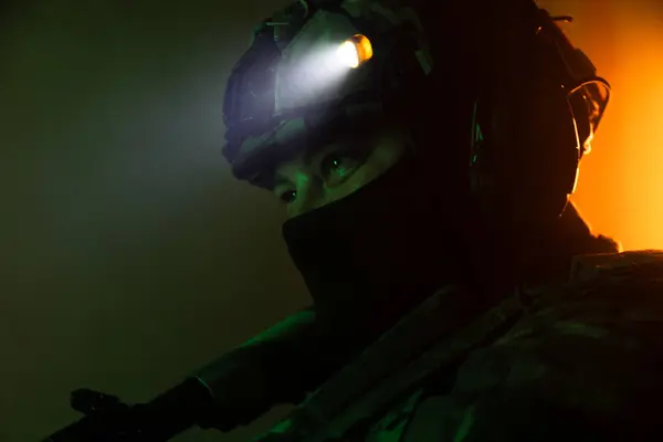 Üniformalı asker. Yüksek kaliteli 4K görüntüler. Tam teçhizatlı kararlı bir asker dumanlı, atmosferik bir sahnede yürüyor. Yoğun ve renkli ışıklandırmayla aydınlatılıyor.. 