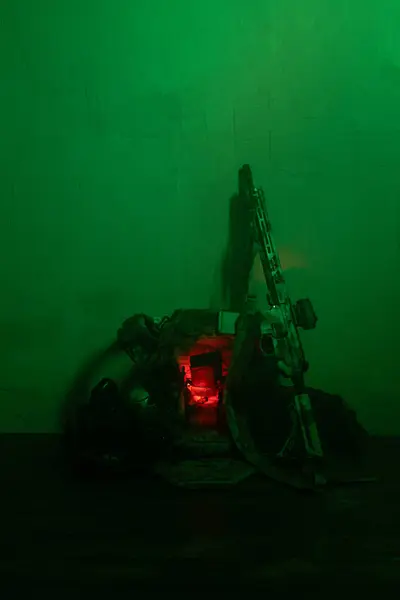 Üniformalı asker. Yüksek kaliteli 4K görüntüler. Tam teçhizatlı kararlı bir asker dumanlı, atmosferik bir sahnede yürüyor. Yoğun ve renkli ışıklandırmayla aydınlatılıyor.. 