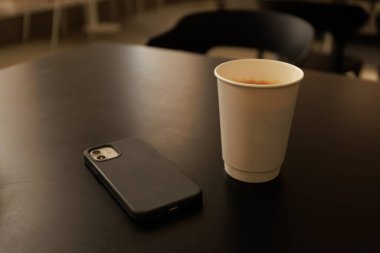 Minimalist Kahve. Kahve fincanları, modern iç mekanlar ve şık ofis elementlerinin yer aldığı şık, minimalist fotoğraflardan oluşan bir koleksiyon.. 