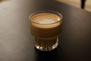 Minimalist Kahve. Kahve fincanları, modern iç mekanlar ve şık ofis elementlerinin yer aldığı şık, minimalist fotoğraflardan oluşan bir koleksiyon.. 