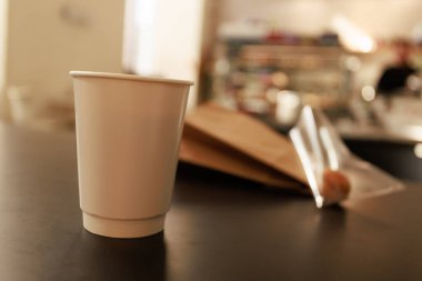 Minimalist Kahve. Kahve fincanları, modern iç mekanlar ve şık ofis elementlerinin yer aldığı şık, minimalist fotoğraflardan oluşan bir koleksiyon.. 