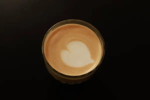 Minimalist Kahve. Kahve fincanları, modern iç mekanlar ve şık ofis elementlerinin yer aldığı şık, minimalist fotoğraflardan oluşan bir koleksiyon.. 