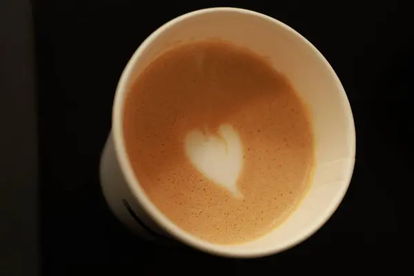 Minimalist Kahve. Kahve fincanları, modern iç mekanlar ve şık ofis elementlerinin yer aldığı şık, minimalist fotoğraflardan oluşan bir koleksiyon.. 