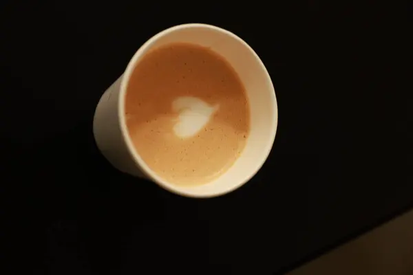 Minimalist Kahve. Kahve fincanları, modern iç mekanlar ve şık ofis elementlerinin yer aldığı şık, minimalist fotoğraflardan oluşan bir koleksiyon.. 