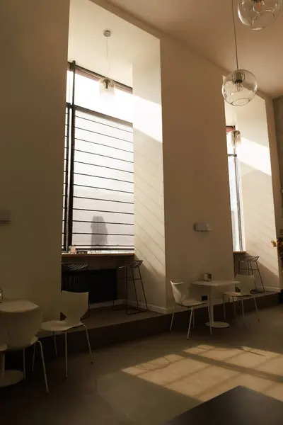 Minimalist Kahve. Kahve fincanları, modern iç mekanlar ve şık ofis elementlerinin yer aldığı şık, minimalist fotoğraflardan oluşan bir koleksiyon.. 