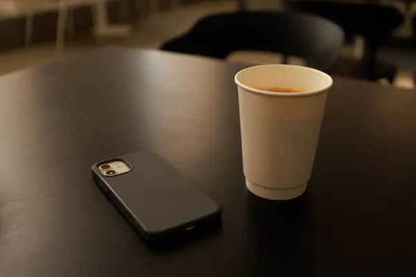 Minimalist Kahve. Kahve fincanları, modern iç mekanlar ve şık ofis elementlerinin yer aldığı şık, minimalist fotoğraflardan oluşan bir koleksiyon.. 