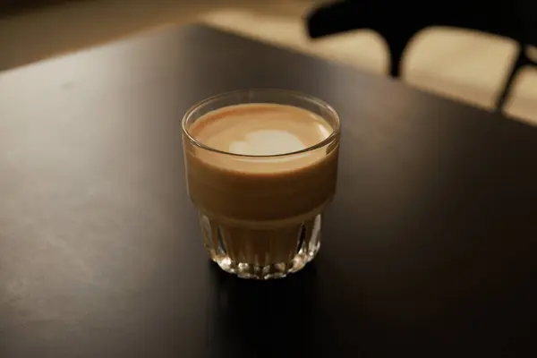 Minimalist Kahve. Kahve fincanları, modern iç mekanlar ve şık ofis elementlerinin yer aldığı şık, minimalist fotoğraflardan oluşan bir koleksiyon.. 