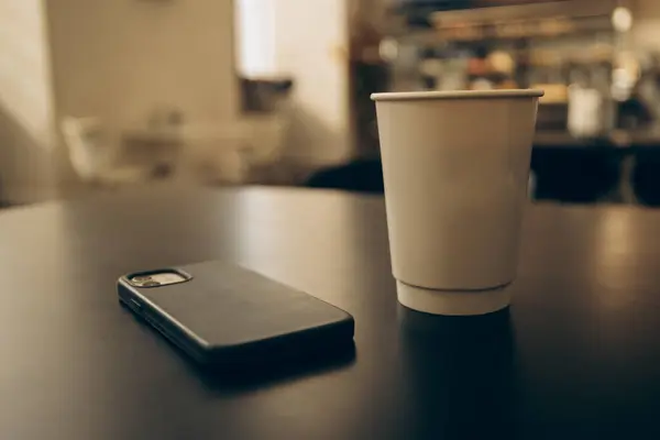 Minimalist Kahve. Kahve fincanları, modern iç mekanlar ve şık ofis elementlerinin yer aldığı şık, minimalist fotoğraflardan oluşan bir koleksiyon.. 