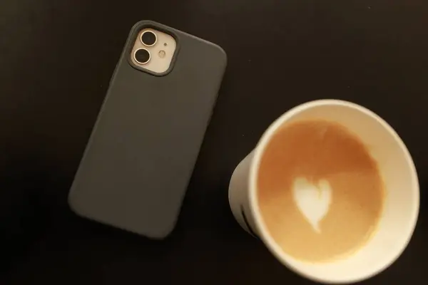 Minimalist Kahve. Kahve fincanları, modern iç mekanlar ve şık ofis elementlerinin yer aldığı şık, minimalist fotoğraflardan oluşan bir koleksiyon.. 