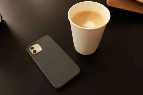 Minimalist Kahve. Kahve fincanları, modern iç mekanlar ve şık ofis elementlerinin yer aldığı şık, minimalist fotoğraflardan oluşan bir koleksiyon.. 