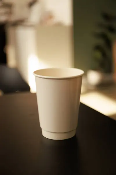 Minimalist Kahve. Kahve fincanları, modern iç mekanlar ve şık ofis elementlerinin yer aldığı şık, minimalist fotoğraflardan oluşan bir koleksiyon.. 