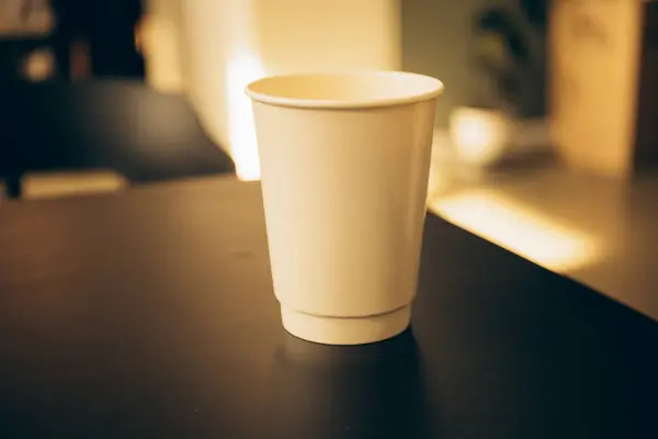 Minimalist Kahve. Kahve fincanları, modern iç mekanlar ve şık ofis elementlerinin yer aldığı şık, minimalist fotoğraflardan oluşan bir koleksiyon.. 