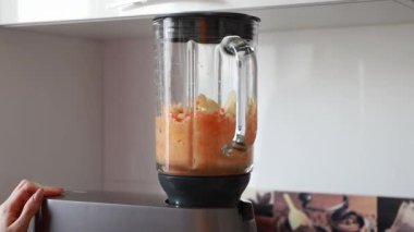 Taze meyve suyu. Memlekette taze meyve suyu üretme sürecini gösteren canlı bir video.. 