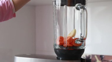 Taze meyve suyu. Memlekette taze meyve suyu üretme sürecini gösteren canlı bir video.. 