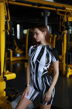 Spor salonunda Lat Pulldown Egzersizi Yapan Kadın. 