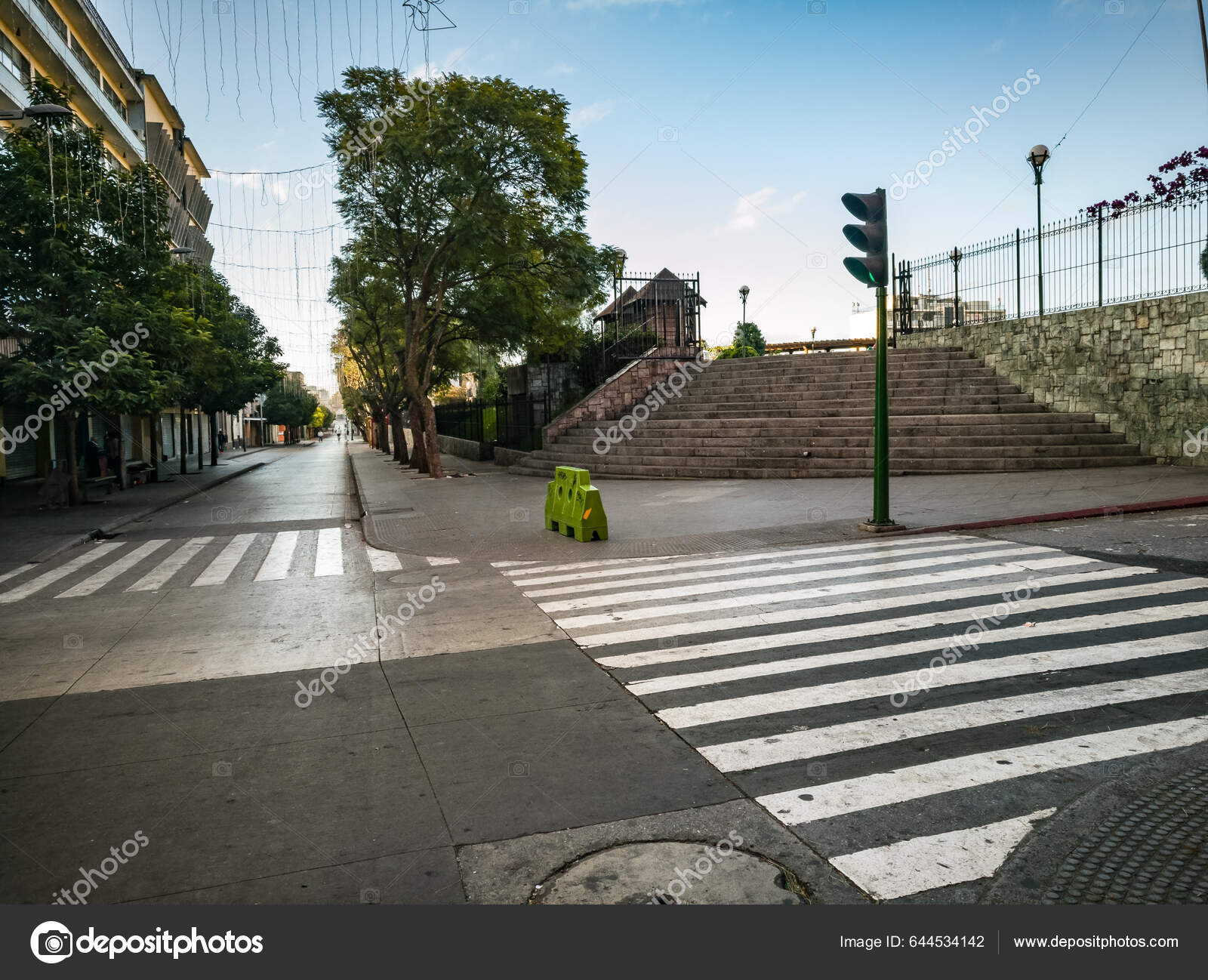 Ciudad Guatemala Suele Estar Llena Pero Permanece Vacía Debido Nueva — Foto  de stock #644534142 © Salmonnegro, image size:1600x1298