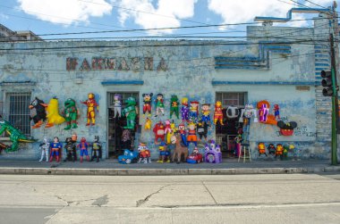 Guatemala 26 Nisan 2016. Şehir merkezindeki tarihi mağaza. Pinata, Meksika ve Guatemala geleneksel parti rengarenk kutlamaları..