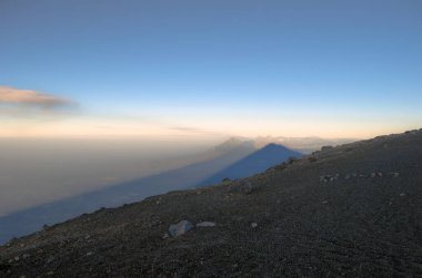 Ufuktaki gölge volkanlar.