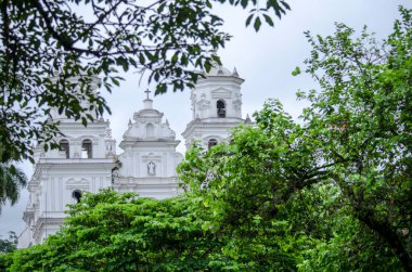  Arka planda Esquiplas Kilisesi Bazilikası