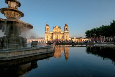 Guatemala City Anayasası 'nın Meydanı' ndaki çeşme. (Palacio nacional)