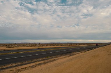 Doğa arka planında Desert Highway