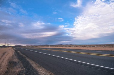 Doğa arka planında Desert Highway