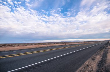 Doğa arka planında Desert Highway