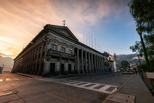 Quetzaltenango şehrinde çok az insan yürür ama yeni koronavirüs salgını nedeniyle boş kalır..
