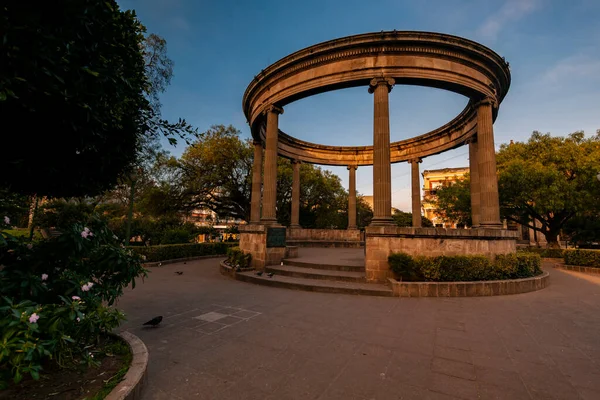 Coronavirüs salgını nedeniyle boş kalan Quetzaltenango parkı.