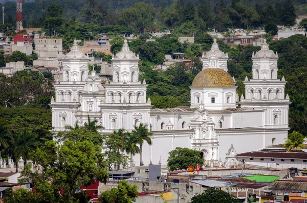 Arka planda Esquiplas Kilisesi Bazilikası