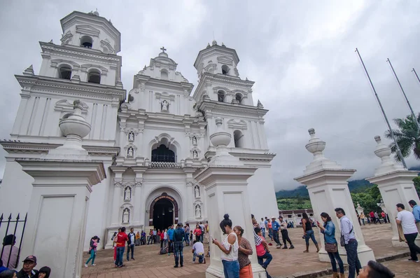 グアテマラ2012年2月2日中米グアテマラのエスクイプラス チキムラにあるカトリック教会と公園を訪れる人々 — ストック写真