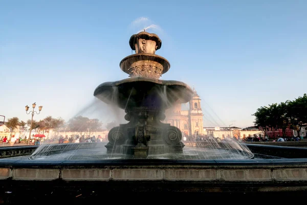 危地马拉市宪法广场上的喷泉 Palacio Nacional — 图库照片